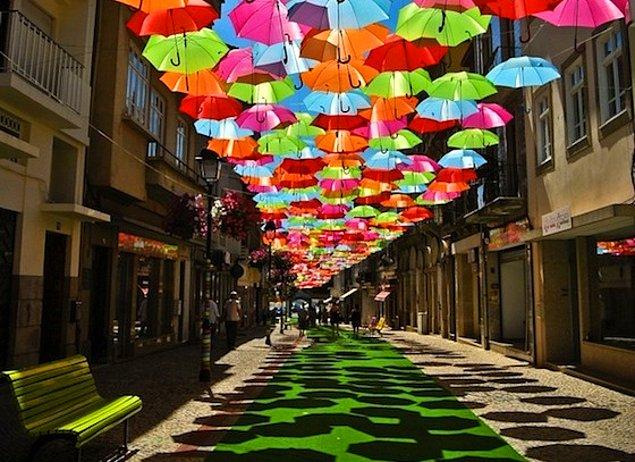 28. Portekiz'deki meşhur şemsiyeli sokak