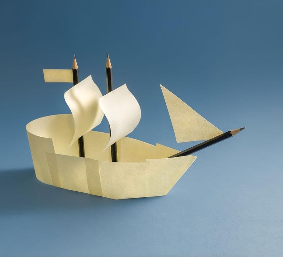 Кораблики из белой бумаги. Корабль из бумаги. Парусник из бумаги