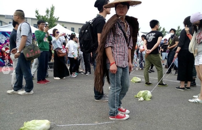 Çinlilerin Yeni Garip Adeti: Lahana Gezdirmece