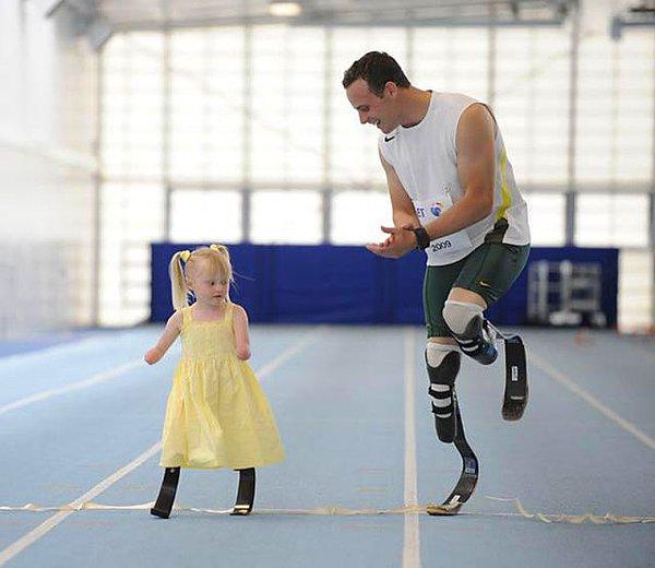 3. Güney Afrikalı olimpiyat koşucusu Oscar Pistorius, küçük Ellie'ye onun rol modeli olarak destek veriyor.