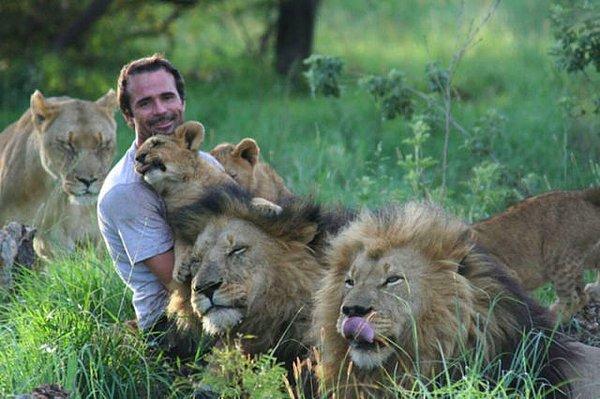 11. Kendi kendini eğitmiş bir hayvan davranışçısı ve Zoolog olan Kevin Richardson, bazıları dünyanın en tehlikeli yaratıkları olan büyük kedileri eğitiyor ve onları geliştiriyor