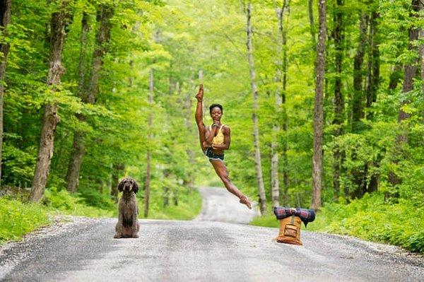 22. Jordan Matter tarafından yapılan "içimizdeki dansçılar" çalışmasından bir fotoğraf. George Carter Road, Massachusetts, ABD. Dansçı: Michaela DePrince