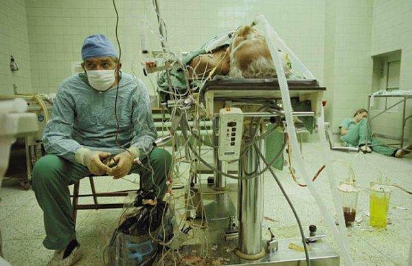 24. Uzun saatler süren kalp nakil ameliyatı sonrasında bir cerrah. Asistanı köşede uyumaktadır
