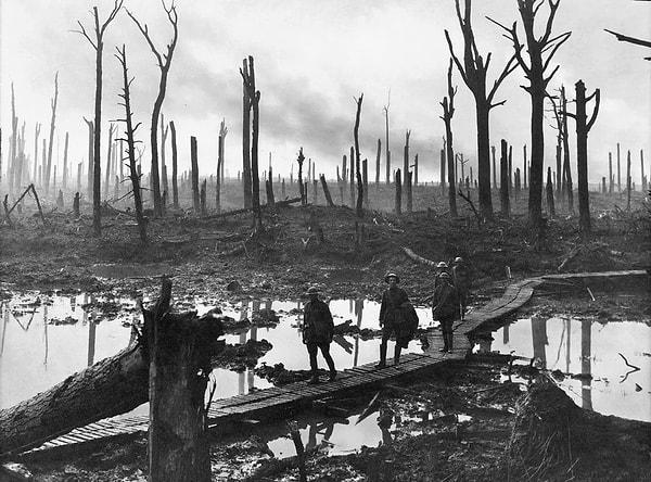 1. Avustralya askerleri Belçika, Hooge yakınlarındaki bataklıktan kurdukları geçici köprüyü kullanarak geçiyorlar