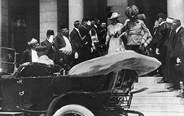 3. - Avusturya-Macaristan imparatorluğu veliahtı arşidük Franz Ferdinand ile eşi yaralıları ziyaret etmek için üstü açık araçlarına binmeden az önce