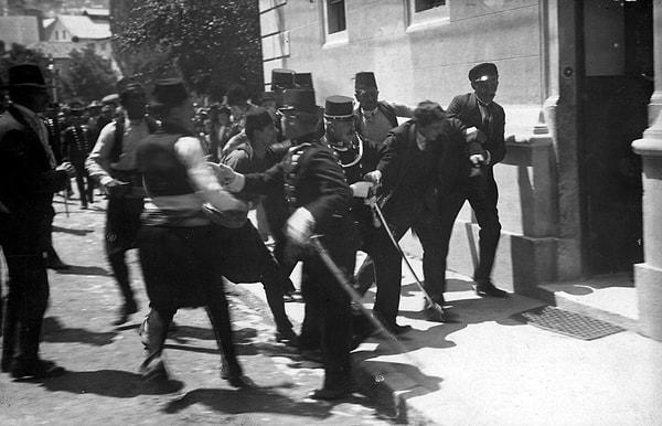 5. Sırp milliyetçisi, bir ihtimal Gavrilo Princip, daha büyük olasılıkla yancısı Ferdinand Behr, Arşidük Franz Ferdinand suikastının sonrasında yakalanıp Sarayevo'daki polis karakoluna götürülüyor