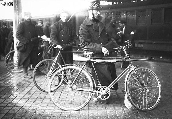 7. Bisikletiyle beklemekte olan Belçikalı asker