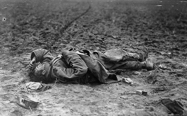 12. Savaş alanında ölmüş bir Avusturya askeri, 1915