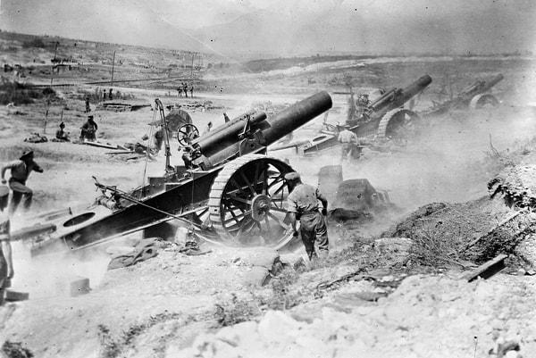 20. Britanya topçu birlikleri Batı cephesinde Alman mevzilerini bombalıyor