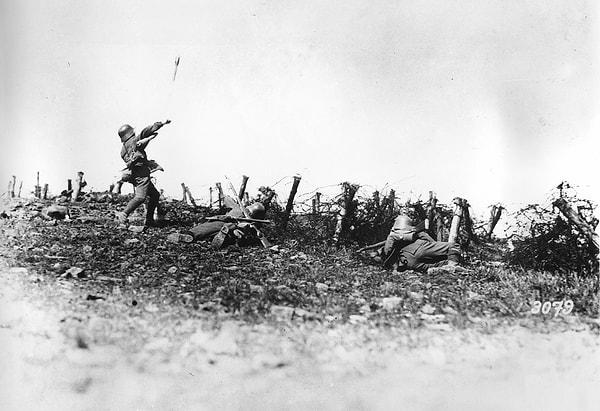23. Bir Alman askeri neresi olduğu tam bilinmeyen bir muharebe alanında düşman mevzilerine el bombası fırlatırken