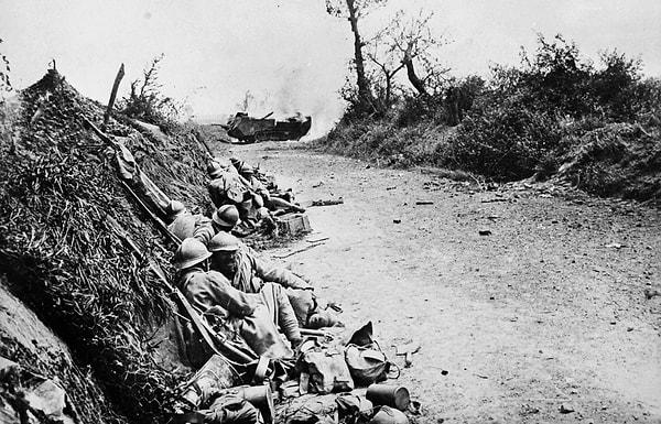 24. Bir kısmı yaralı Fransız askerleri Oise, Fransa'daki siperde beklerken