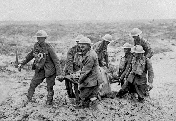 25. Dize kadar batan çamur içerisinde Britanya askerleri yaralı taşırken