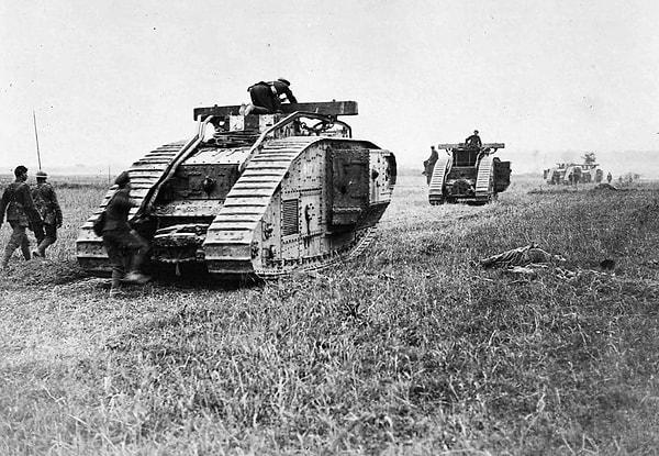 28. İngiliz tankları az önce ölmüş Alman askerlerinin yanından geçerek ilerliyor