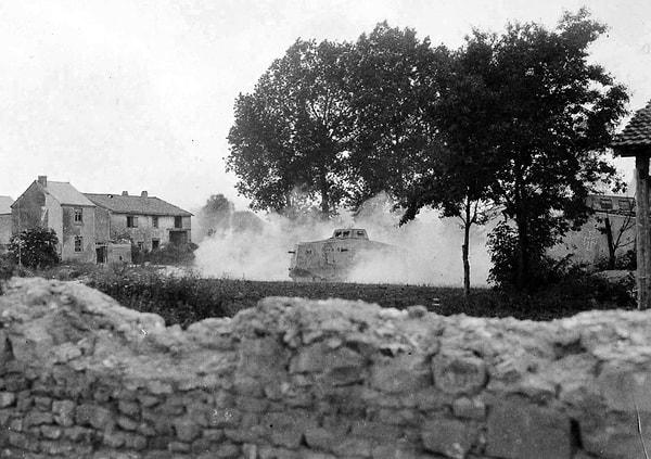 29. Batı Cephesinde Alman A7V tankları Rheims yakınlarındaki bir köyden geçiyor, 1918