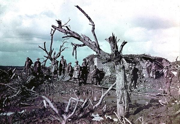 31. Batı Cephesine giden askerlere ait renkli bir fotoğraf
