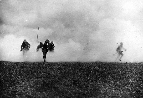 33. Alman askerleri kimyasal gaz ile saldırıya geçiyor