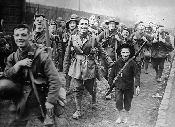 34. İngiliz askerleri, Alman işgalinden dört yıl sonra Ekim 1918'de Fransa'nın Lille şehrine giriyor