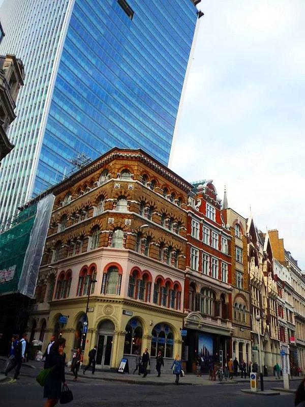 8. Londra'da eski ve yeni yapıların birlikte olduğu güzel bir köşe, İngiltere