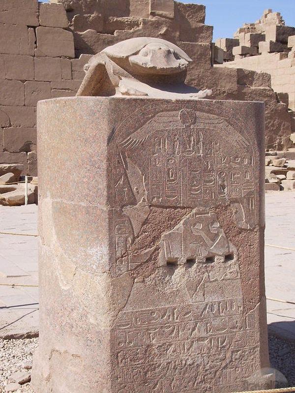 11. Eski Mısır kutsal böceğinin heykeli, Mısır (İnanışa göre böceğin etrafında saatin ters yönünde 7 kez dönünce iyi şans getiriyormuş)