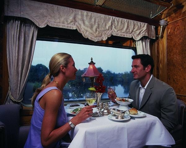 Tren, 2 yemek vagonu, kütüphane vagonu, eğlence vagonu ve biri gökyüzünü ve etrafı izleyebileceğiniz cam tavanı olan iki bar vagonu ile ünlüdür