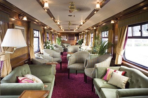 Tren sarsılmaz bir şekilde ilerlerken, yolcular geniş kabinlerinde uyuyabilirler. Bütün yemekler tren içine servis edilmektedir