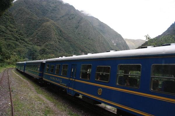 9. Belmond Hiram-Bingham treni Peru ile 15. yüzyıl İnka şehri olan Machu Picchu arasında sefer yapar