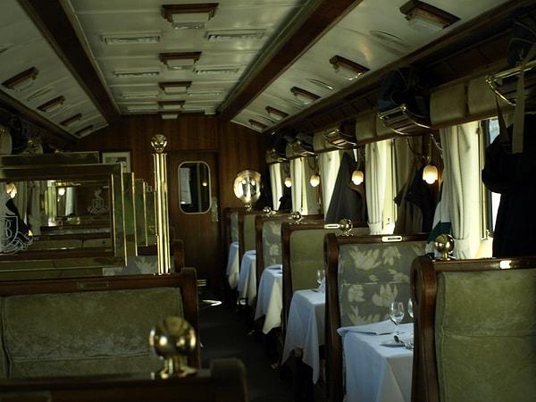 Tren And Dağları yemeği ve canlı Peu müzikleriyle bar vagonuyla bilinir. Bilet fiyatı yaklaşık 750$'dır