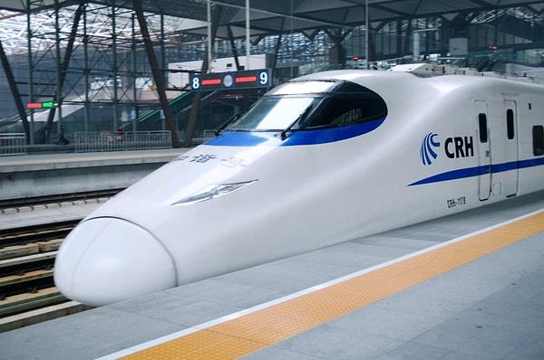 14. Çin'in dünyanın en hızlı Harmony treni, bir çok şehir arasında sefer yapmaktadır. Trenin en yüksek hızı 431 km'dir