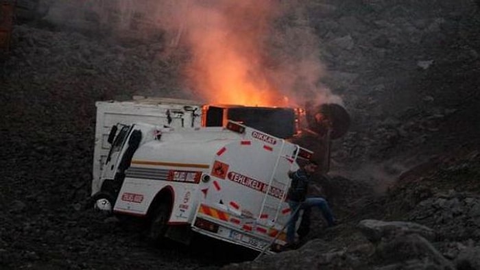 PKK Şantiye Basıp İş Makinalarını Yaktı