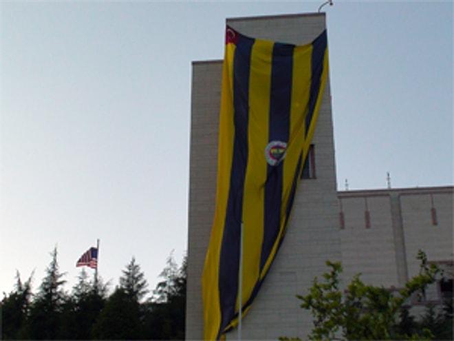 ABD Başkonsolosluğu'na Fenerbahçe Bayrağı