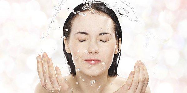 8. Kozmetik reklamlarında bir türlü yüzünü yıkamayı beceremeyen kadın