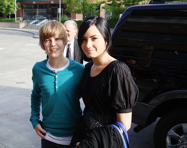 Demi Lovato fanının yanında zoraki gülümsüyor pardon fan değil Justin Bieber'mış.