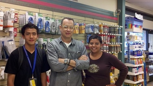 Tom Hanks pek de mutlu gözükmüyor.