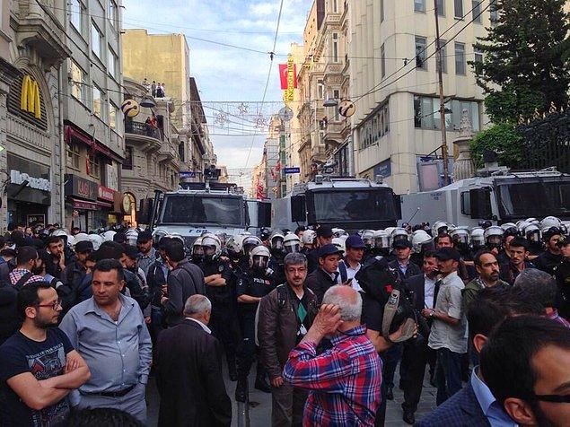 19:31 | Polis Galatasaray Lisesi Önünden itibaren yolu kesti