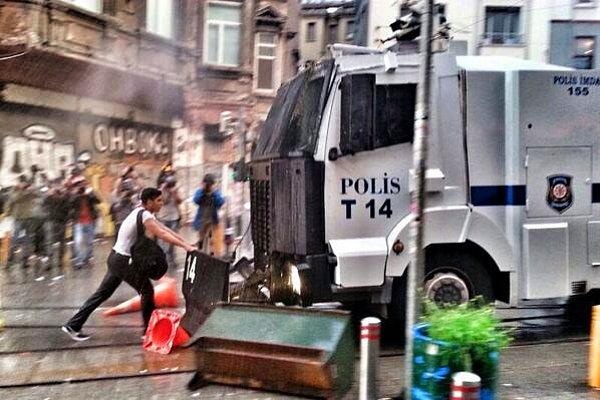 20:28 | İstiklal Caddesi'nde tomaya karşı tek başına durmaya çalışan genç tomayı bir süre geriletmeyi başardı