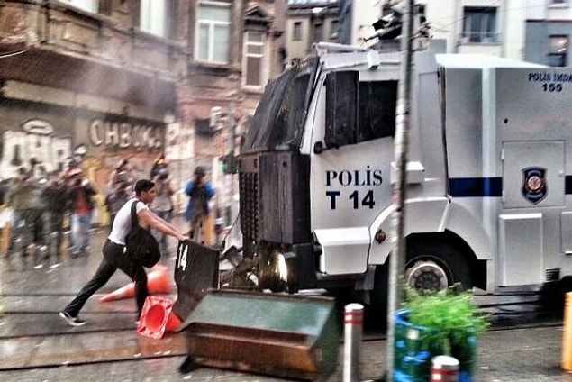 20:28 | İstiklal Caddesi'nde tomaya karşı tek başına durmaya çalışan genç tomayı bir süre geriletmeyi başardı