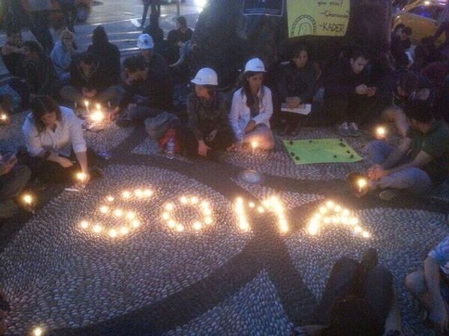 20:32 | Kadıköy Boğa'da oturma eylemi devam ediyor