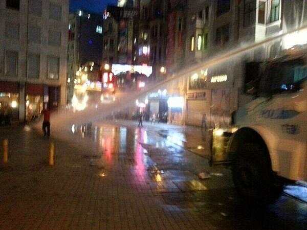 20:54 | Galatasaray Lisesi önünde TOMA önünde duran vatandaşa müdahale
