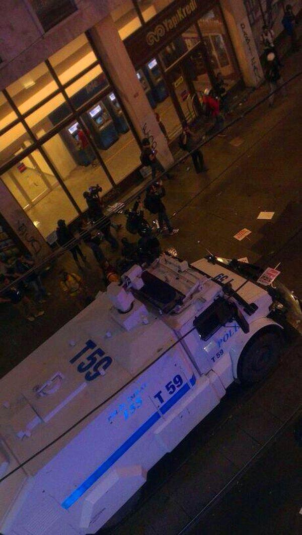 21:09 Polis İstiklal Caddesinde müdahaleye devam ediyor