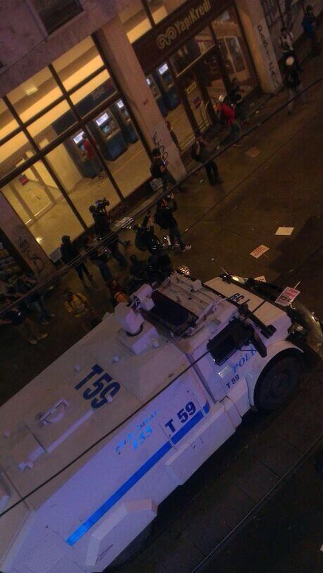 21:09 Polis İstiklal Caddesinde müdahaleye devam ediyor