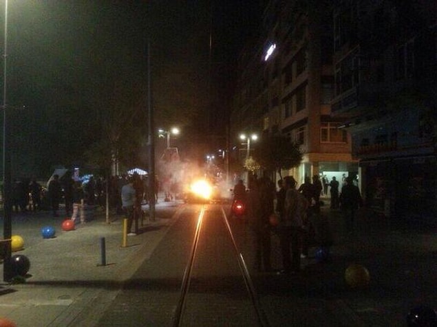 23:22 | Bahariye Caddesinde gruplar polis müdahalesine karşı barikat kuruyor