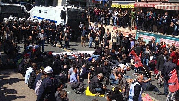 11:26 | İstanbul'da Soma eylemi: Gruplar TOMA'nın önüne yattı