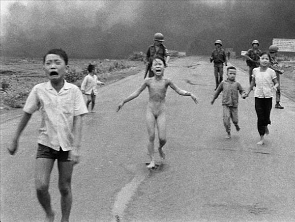 15. 1972 Vietnam savaşı napalm bombası