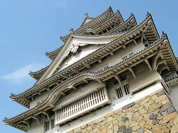 4. HİMEJİ KALESİ : II.nci Dünya Savaşında ahşaptan inşaa edilmiş olan kalelerin bir çoğu yanarak yok olmuş ancak Himeji Kalesi günümüze kadar gelebilmiştir.