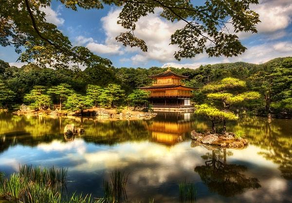 7. KİNKAKUJİ TAPINAĞI ( ALTIN KÖŞK TAPINAĞI ) : Japonya'nın Kyoto kentinde 1224 yılında inşaa edilen tapınak Budizm'in Rinzai koluna mensuptur.