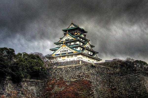 10. NAGOYA KALESİ : Nagoya kalesi 3 ayrı Godzilla filminde yıkılmıştır. gerçek hayatta ise Pasifik savaşında 1945 yılında bomba isabet ederek yıkılmış 1959 da betonarme olarak yeniden inşaa edilmiştir.