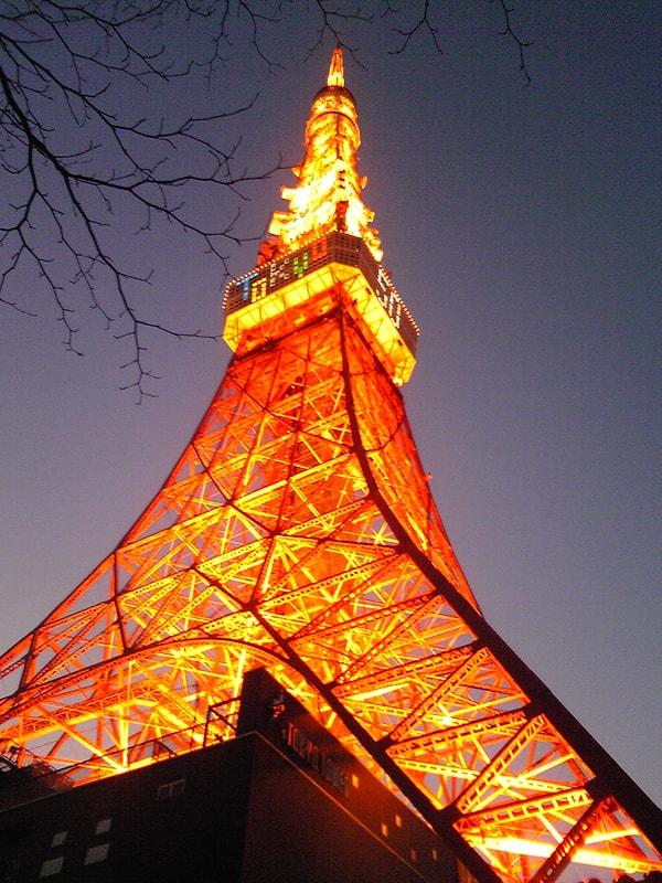 12. TOKYO KULESİ : Kulenin tasarımında eiffel kulesi baz alınmıştır ve eiffel kulesine oldukça benzemektedir.