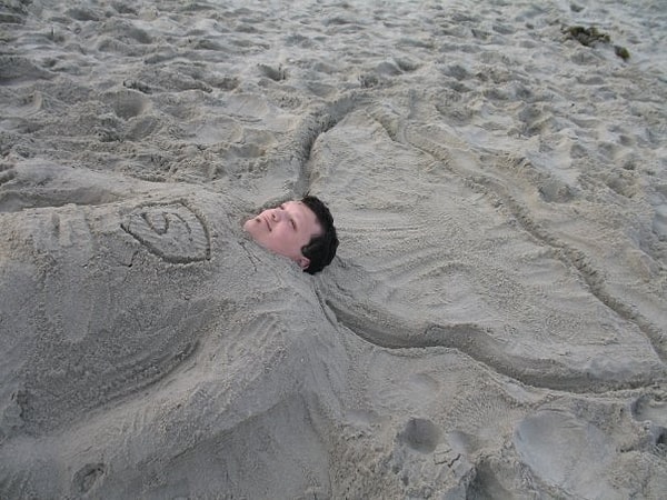 1. Bazen insanın kafayı kuma gömesi gelir