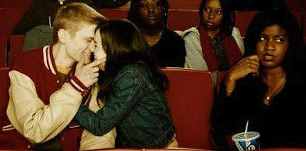 3. Hevesle gidilen filmde çiftlerin yanına oturmak