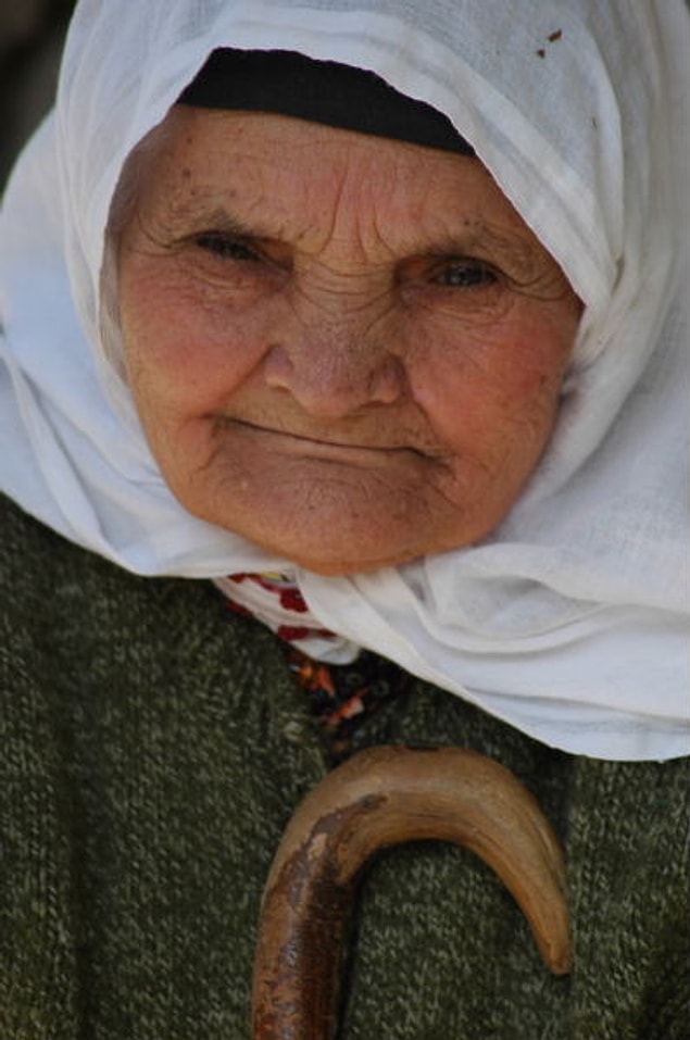1-) Masadaki çantalara göz kulak olmakla yükümlü nineler.